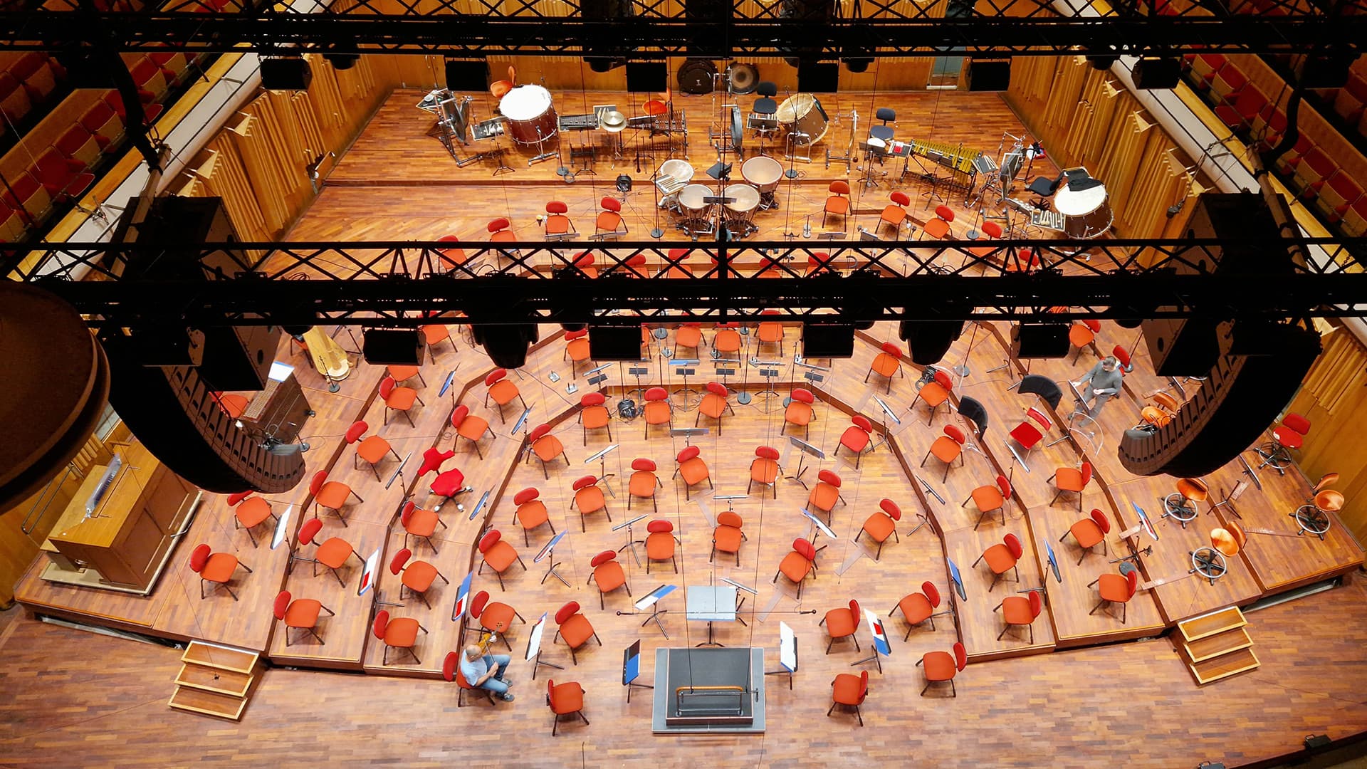 Scenen i Berwaldhallen ovanifrån, dukad för orkester.