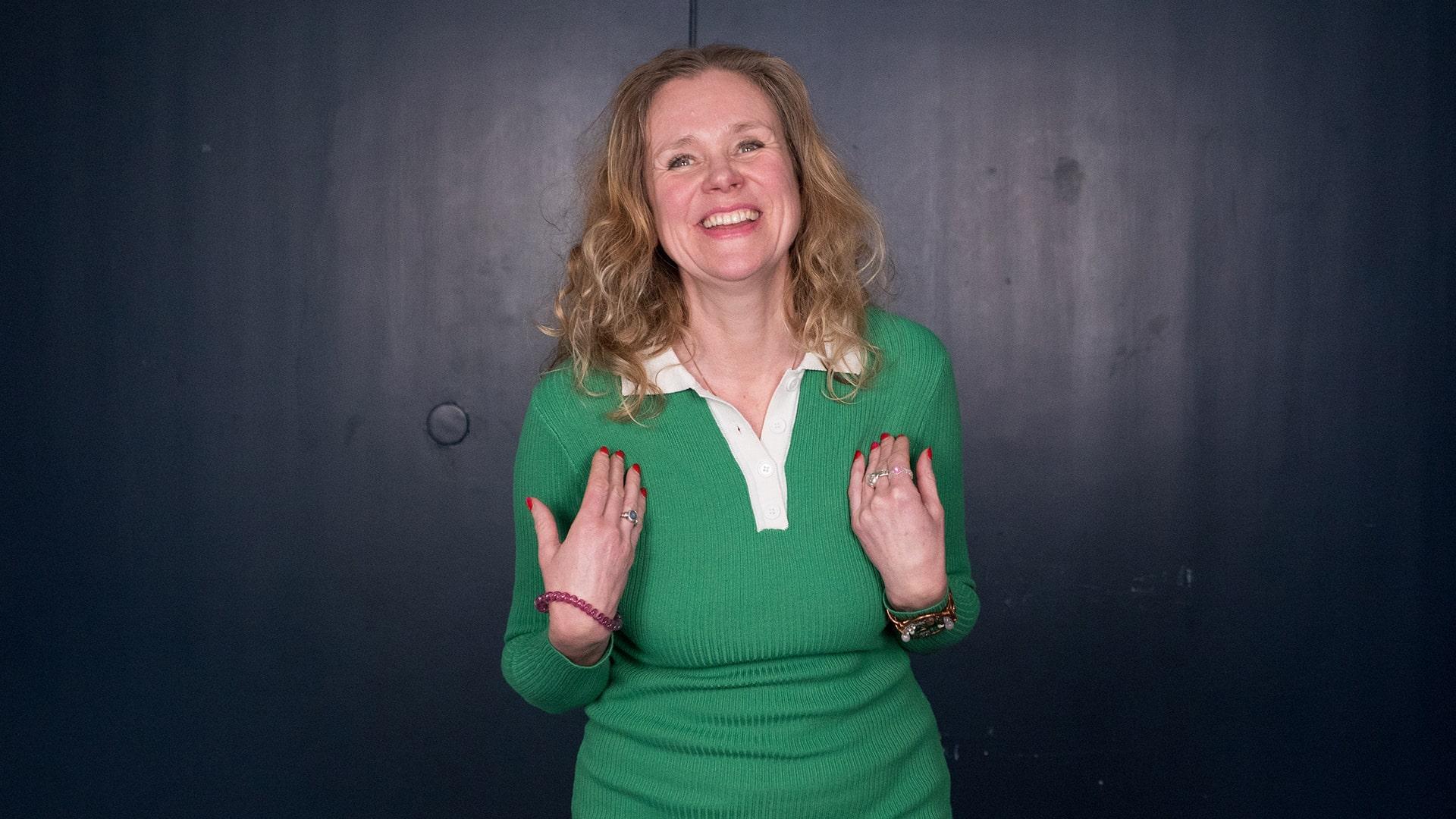 Lisa Carlioth, Radiokören. Bild på skrattande gestikulerande kvinna med ljust lockigt hår, grön klänning med krage.