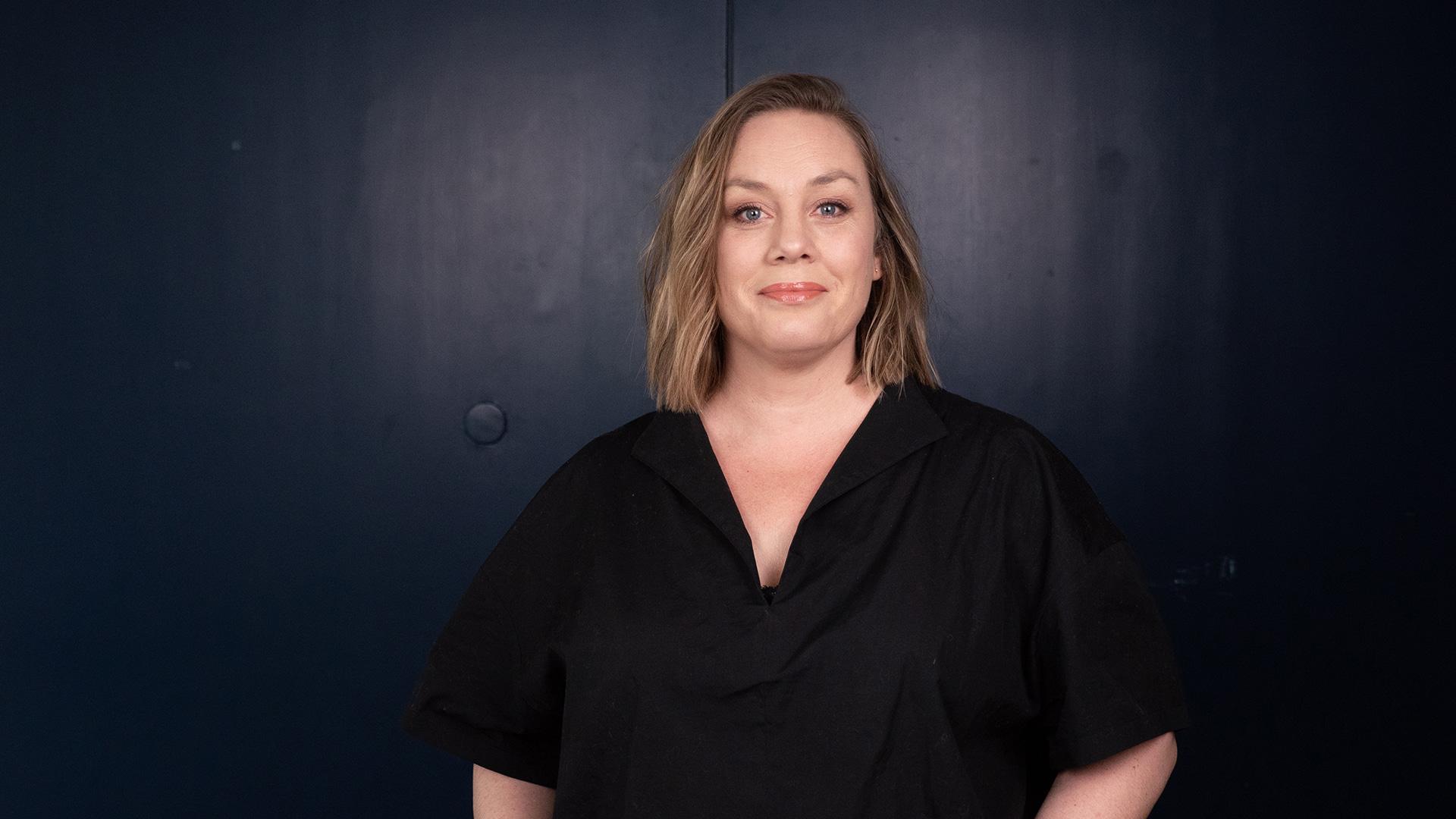 Elin Lannemyr, Radiokören. Leende kvinna med blondt hår i pagefrisyr tittar rakt emot kameran. Hon är klädd i svart och har ljust rosa läppstift.