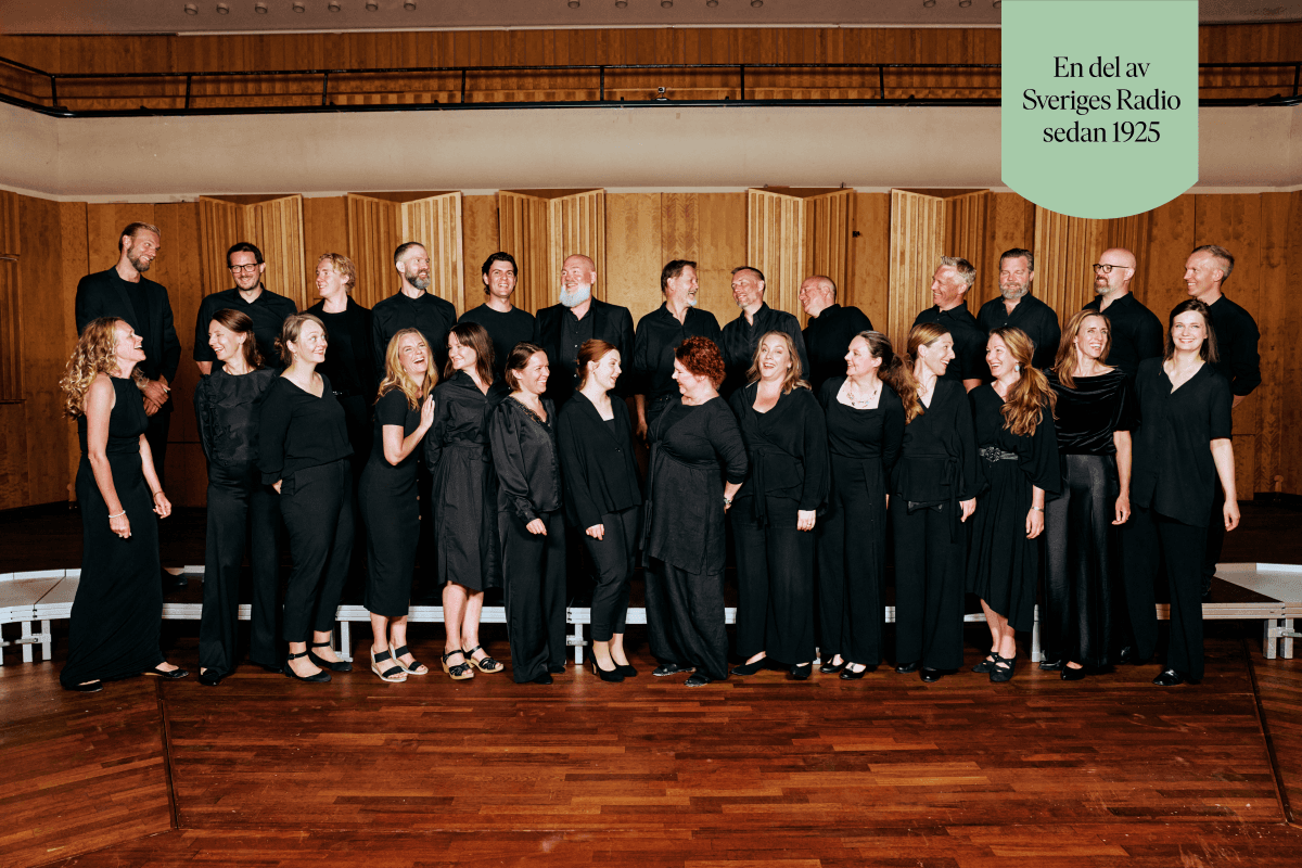 Radiokören samlad på scen i svarta kläder uppsluppen stämning.