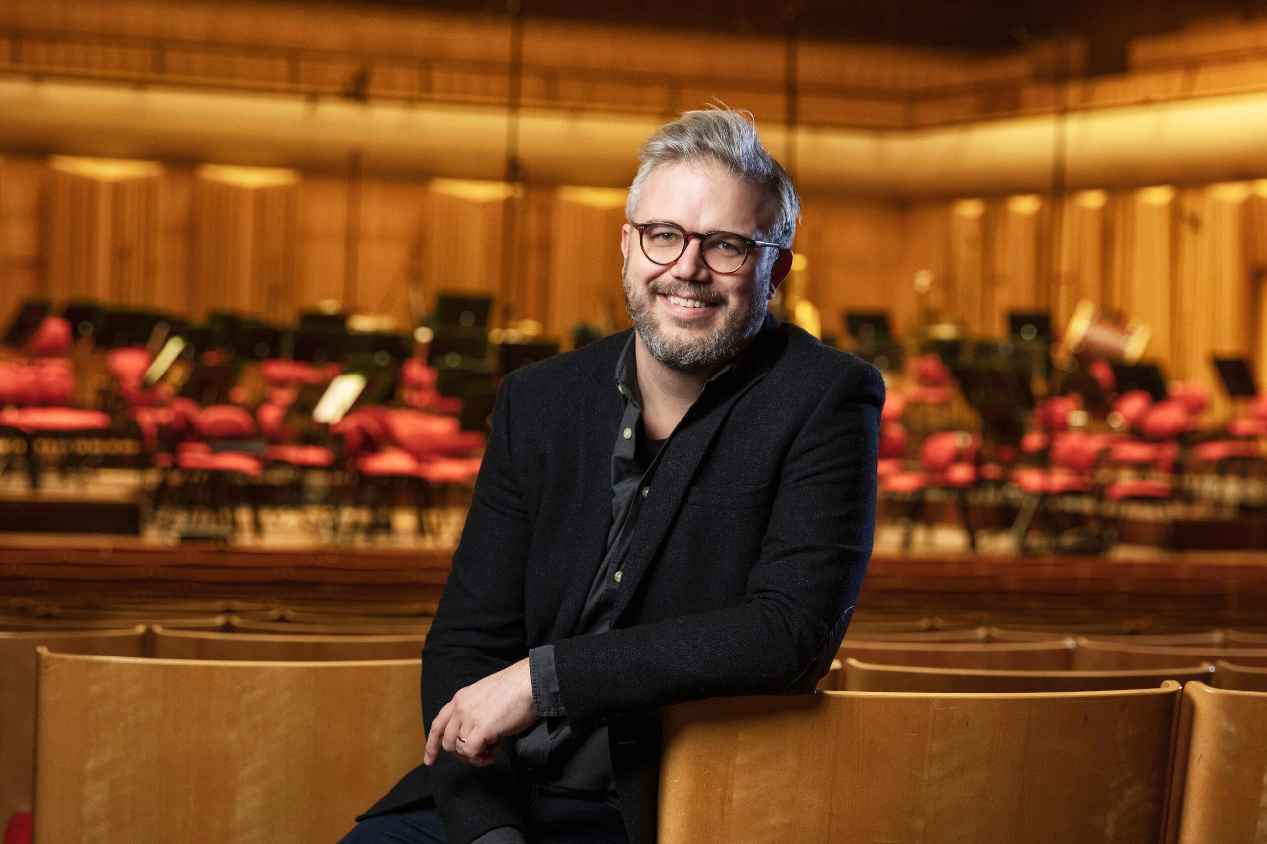 Karl Thorson, pressansvarig, sitter i Berwaldhallen