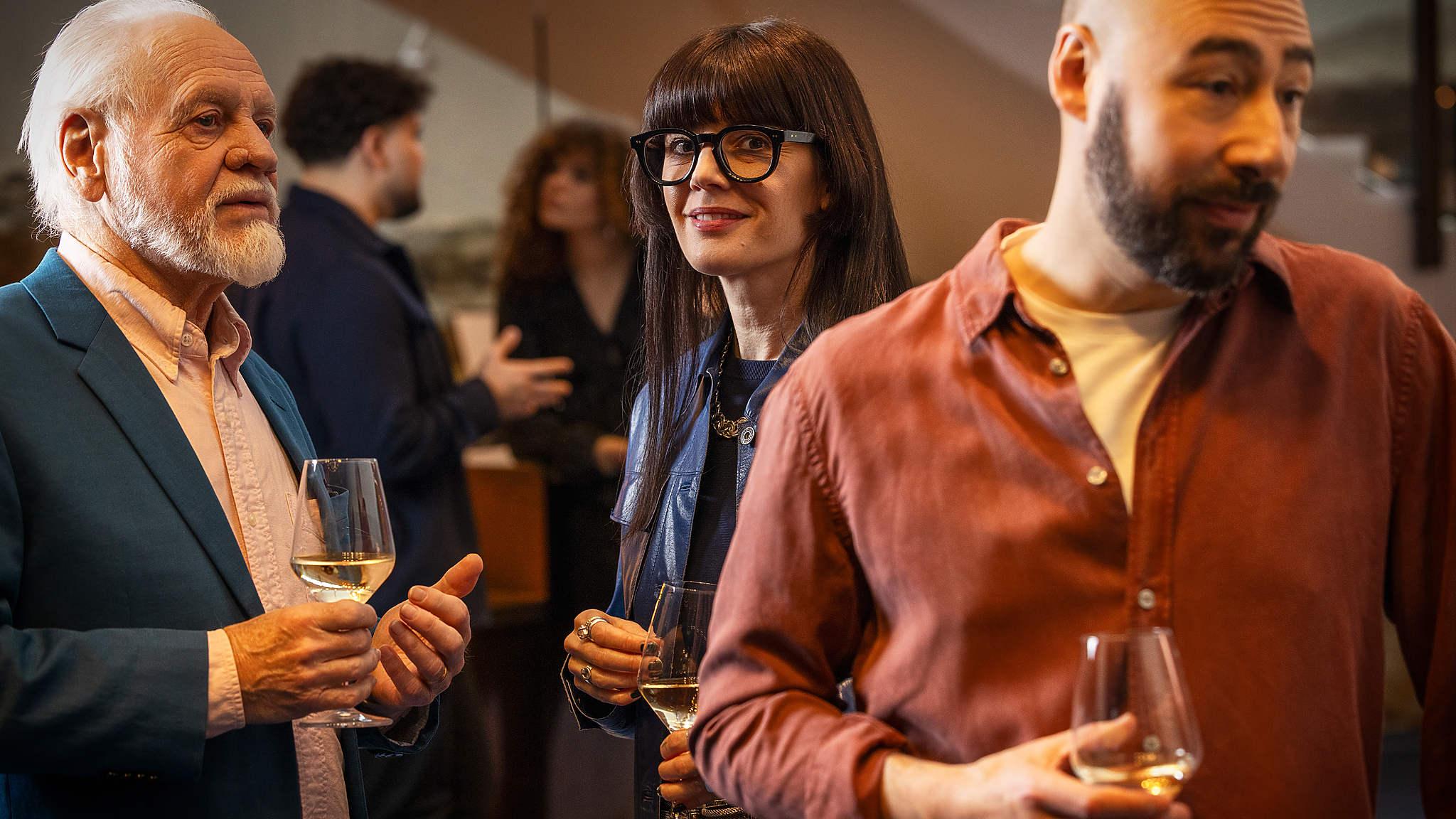 Tre personer samtalar i foajén i Berwaldhallen.