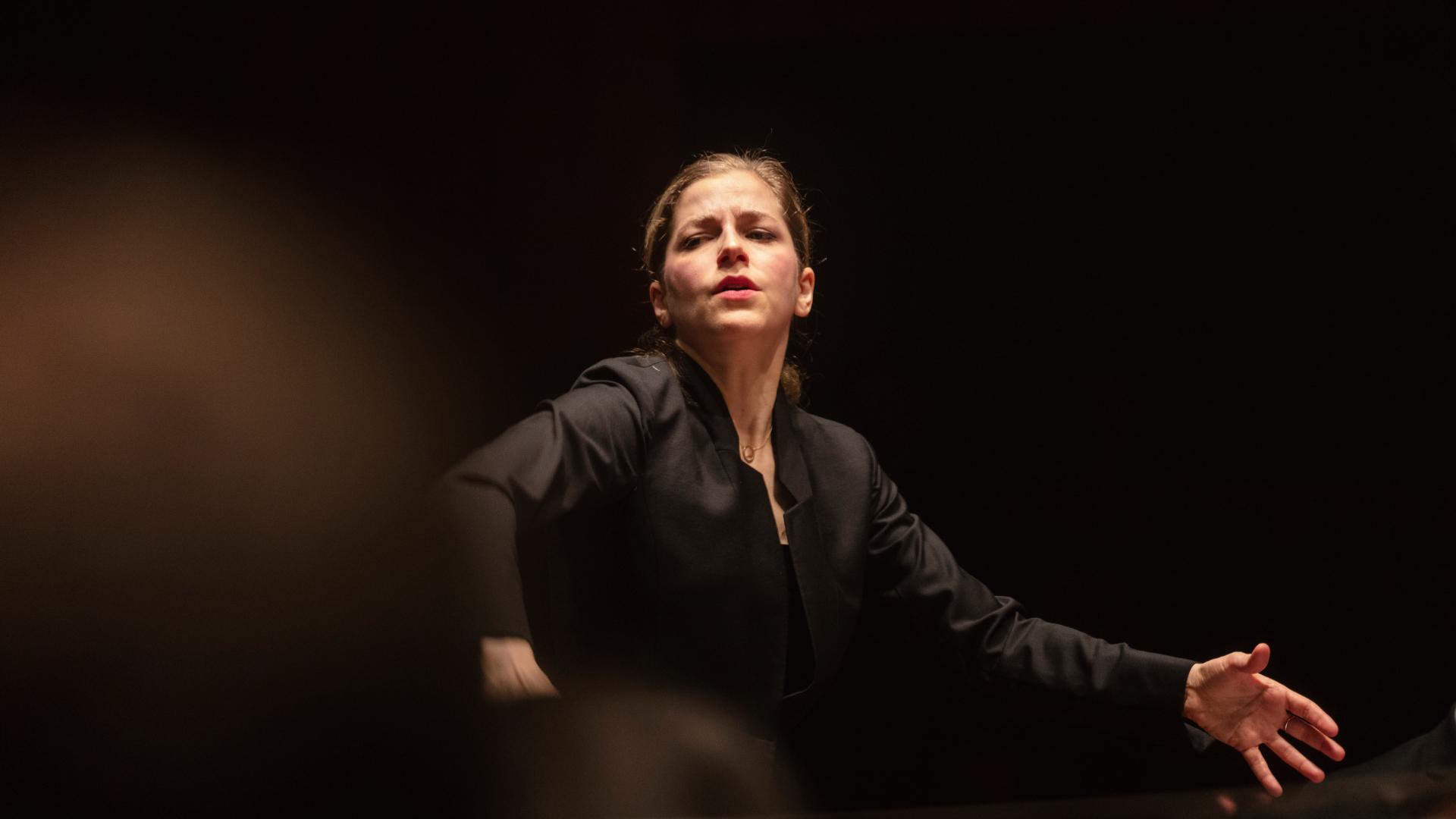 Karina Canellakis dirigerar.