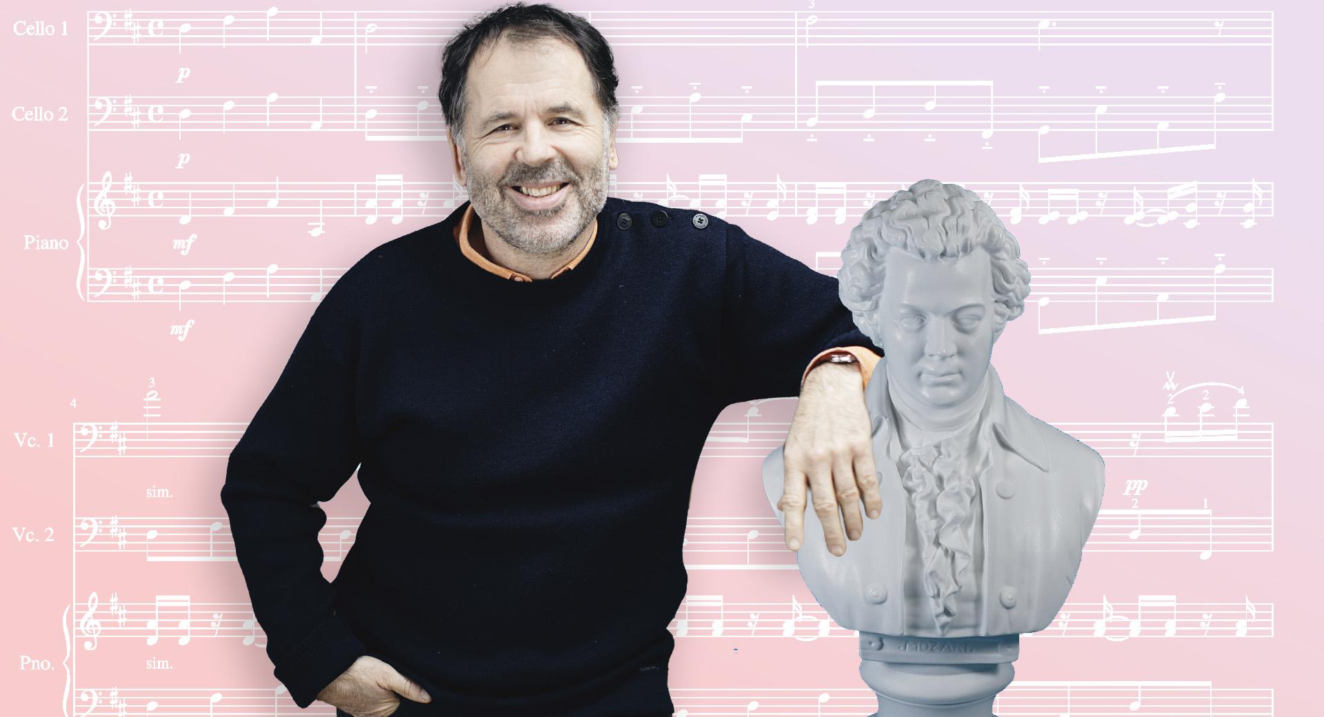 Gregor Zubicky står luta mot en byst föreställande Wolfgang Amadeus Mozart mot en rosa bakgrund med noter.