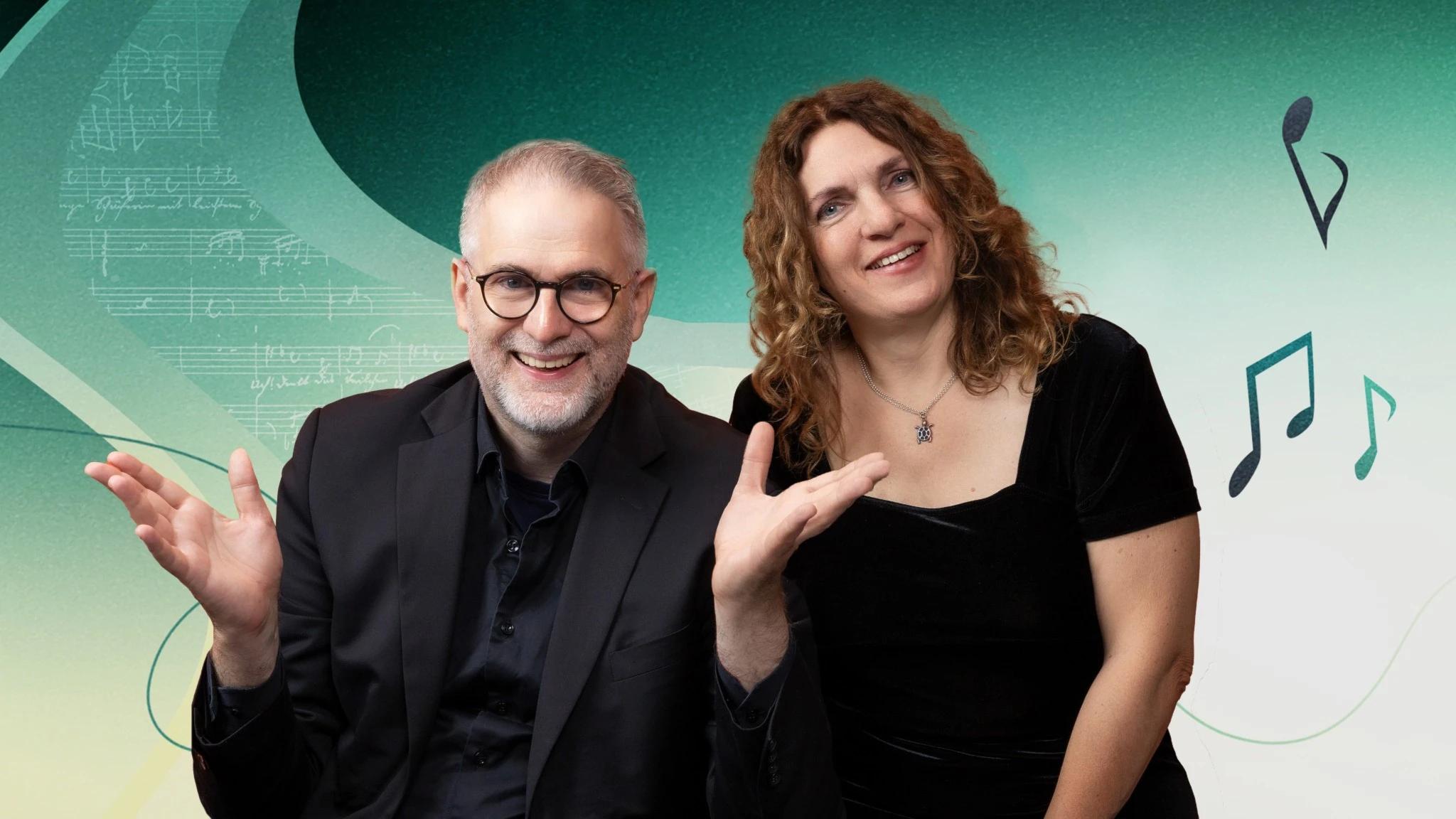 Programledarna Johan Korssell och Lollo Collmar med glada leenden.