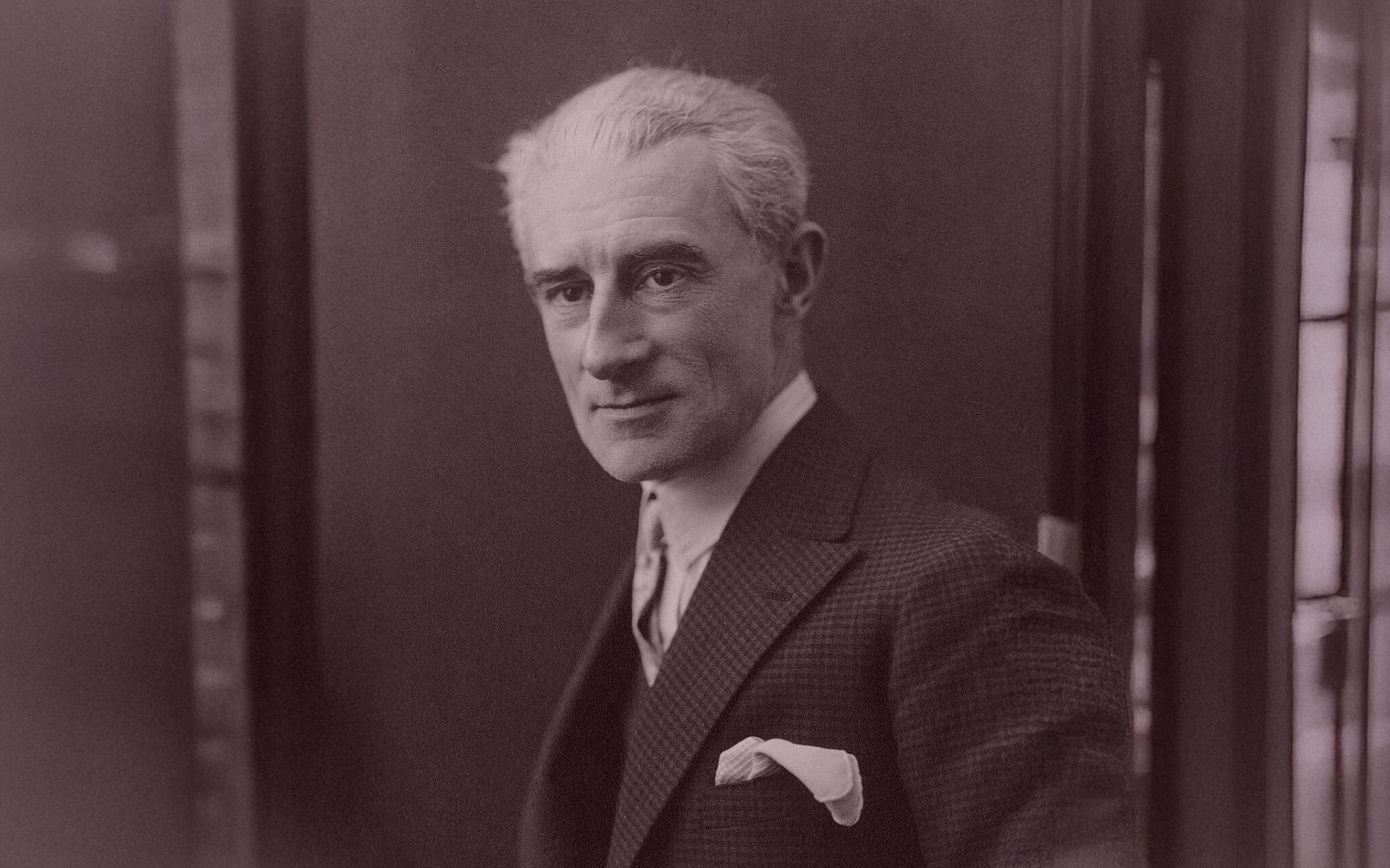 Porträttbild av Maurice Ravel klädd i kostym och med näsduk i bröstfickan.