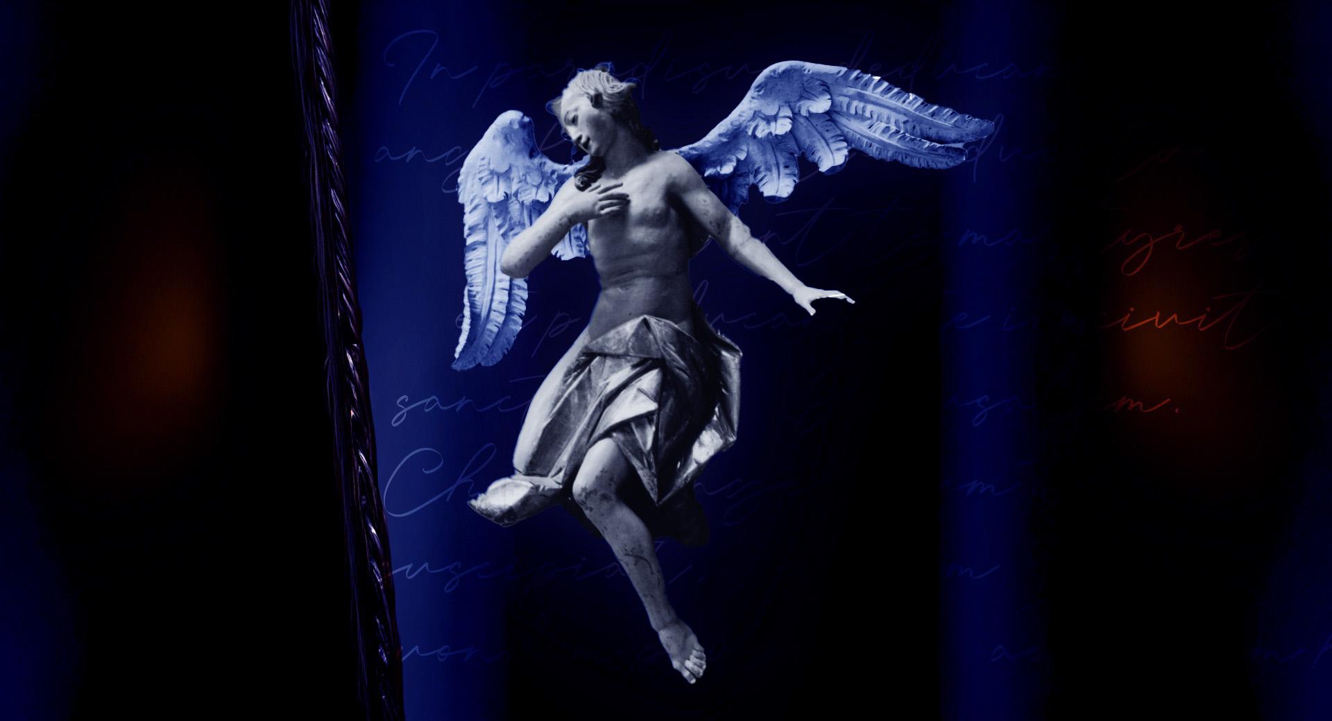 En ängel i trä med utslagna vingar mot en mörkt blå och svart bakgrund där man även kan ana text.